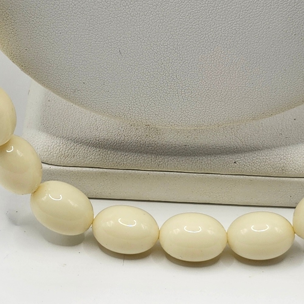 Vintage Trifari Cream Oval Faux Pearl Bead Necklace Gold Tone Spring Ring Clasp - Picture 2 of 6